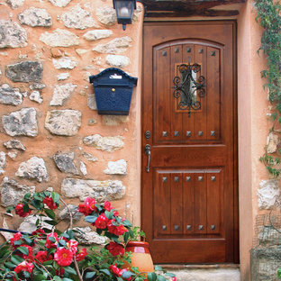Mittelgroße Mediterrane Haustür mit oranger Wandfarbe, Einzeltür und dunkler Holztür in Sonstige