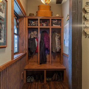 Foto di un piccolo ingresso con anticamera rustico con pareti beige e parquet scuro