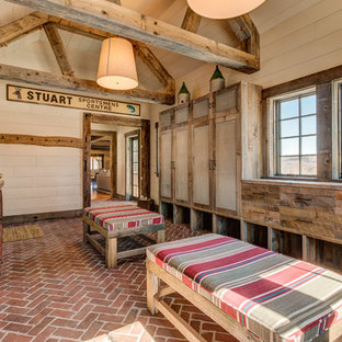Bild på ett rustikt kapprum, med beige väggar, tegelgolv och rött golv
