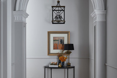 Свежая идея для дизайна: узкая прихожая: освещение в классическом стиле с серыми стенами, паркетным полом среднего тона и коричневым полом - отличное фото интерьера