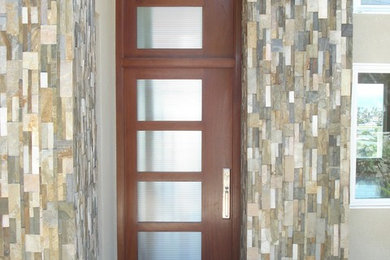 Idee per una porta d'ingresso contemporanea di medie dimensioni con pareti beige, una porta singola, una porta in legno bruno, parquet chiaro, pavimento beige e soffitto a volta