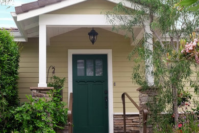 Imagen de puerta principal marinera de tamaño medio con puerta simple y puerta verde