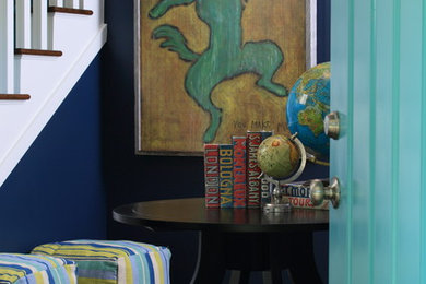 Diseño de distribuidor marinero pequeño con paredes azules, suelo de madera en tonos medios, puerta simple y puerta azul