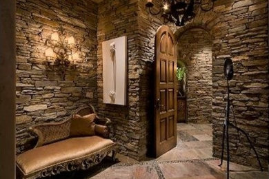 フェニックスにある広いトラディショナルスタイルのおしゃれな玄関ロビー (茶色い壁) の写真