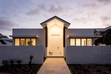 Moderne Haustür mit hellem Holzboden, Drehtür und weißer Haustür in Sunshine Coast
