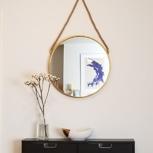 Diseño de puerta principal actual, pequeña, con paredes blancas, suelo laminado, puerta simple, puerta blanca y suelo marrón
