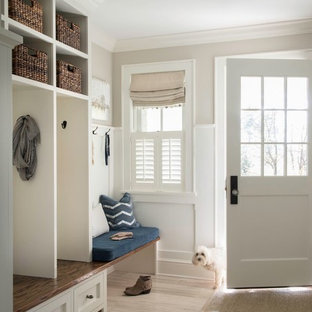 Imagen de vestíbulo posterior tradicional, de tamaño medio, con paredes beige, puerta simple, puerta blanca, suelo beige y suelo de madera clara