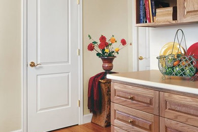 他の地域にある小さなトラディショナルスタイルのおしゃれな玄関ドア (ベージュの壁、淡色無垢フローリング、白いドア、ベージュの床) の写真