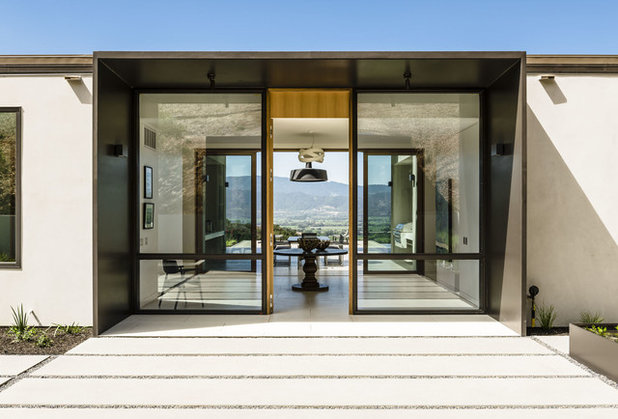 Contemporary Entry by John Maniscalco Architecture