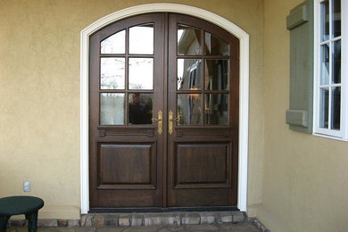 Modelo de puerta principal campestre de tamaño medio con puerta doble y puerta de madera oscura