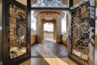 ダラスにある中くらいなラスティックスタイルのおしゃれな玄関ドア (ベージュの壁、淡色無垢フローリング、ベージュの床) の写真