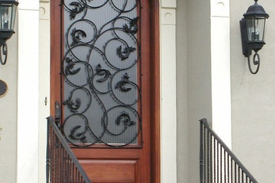 インディアナポリスにあるトラディショナルスタイルのおしゃれな玄関の写真