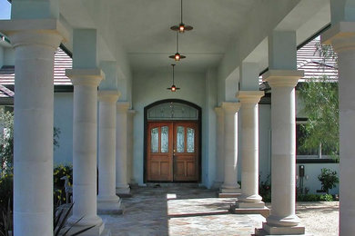 Immagine della facciata di una casa classica a due piani