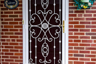 ボルチモアにあるおしゃれな玄関ドア (白いドア) の写真