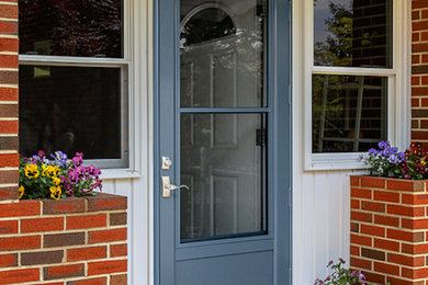 ボルチモアにあるおしゃれな玄関ドア (青いドア) の写真