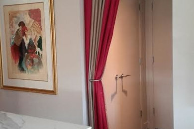 バンクーバーにある小さなおしゃれな玄関ロビー (白い壁、濃色無垢フローリング、白いドア) の写真
