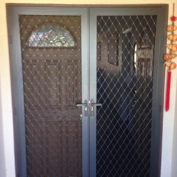 Swinging screen doors
