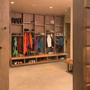 Cette photo montre une grand entrée industrielle avec un vestiaire, un mur beige et moquette.