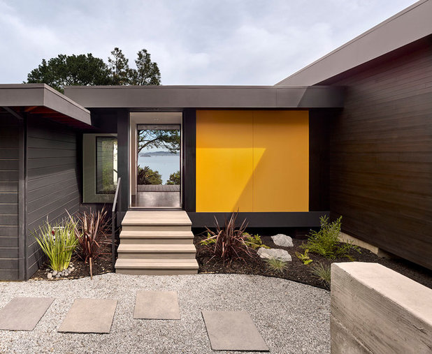 Contemporary Entry by Cary Bernstein Architect