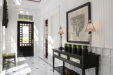 タンパにある高級な中くらいなコンテンポラリースタイルのおしゃれな玄関ロビー (白い壁、セラミックタイルの床、黒いドア、白い床) の写真