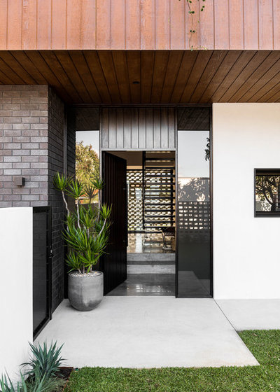 Contemporary Entry by Dalecki Design