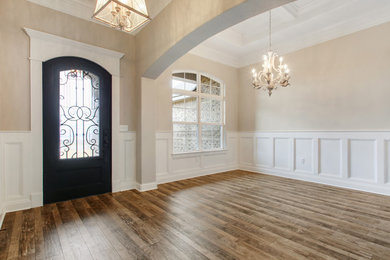 他の地域にある高級な広いトラディショナルスタイルのおしゃれな玄関ロビー (ラミネートの床) の写真