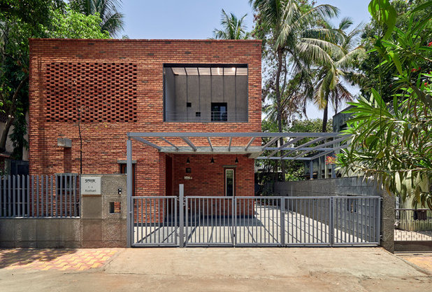 Modern Entry by Alok Kothari Architects