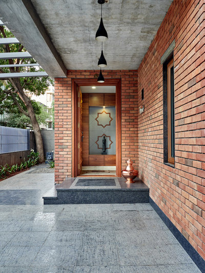 Modern Entry by Alok Kothari Architects