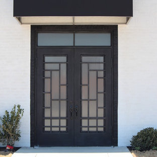 Diseño de puerta principal industrial con puerta doble y puerta metalizada