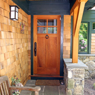 Immagine di una porta d'ingresso stile americano con una porta singola e una porta in legno bruno