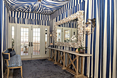 Diseño de hall exótico grande con paredes multicolor, moqueta, puerta doble, puerta blanca y suelo azul