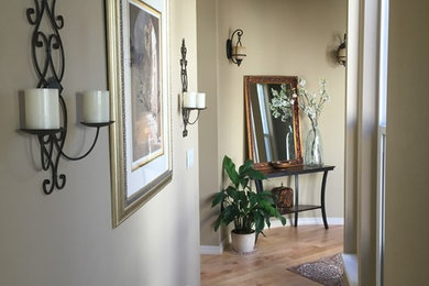 ボイシにある低価格の小さな地中海スタイルのおしゃれな玄関ロビー (ベージュの壁、淡色無垢フローリング) の写真