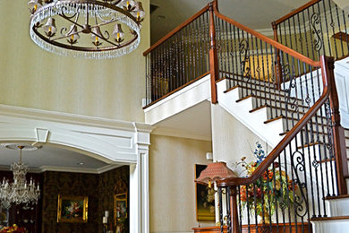 Imagen de entrada tradicional de tamaño medio con paredes beige y suelo de baldosas de porcelana