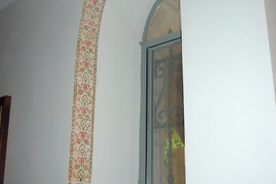 テルアビブにあるトラディショナルスタイルのおしゃれな玄関の写真