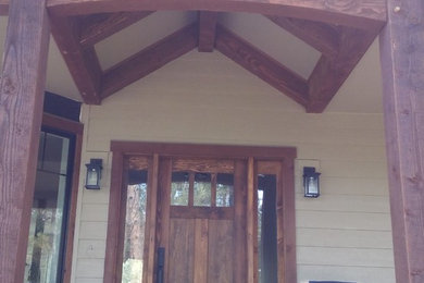 他の地域にある小さなトラディショナルスタイルのおしゃれな玄関ドア (木目調のドア) の写真