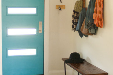 Ejemplo de puerta principal ecléctica pequeña con paredes blancas, suelo de mármol, puerta simple y puerta azul