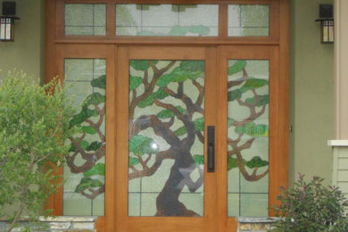 サンディエゴにあるコンテンポラリースタイルのおしゃれな玄関ドア (緑の壁、淡色木目調のドア) の写真