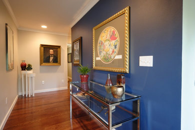 マイアミにある高級な広いトラディショナルスタイルのおしゃれな玄関ホール (青い壁、大理石の床、白いドア) の写真