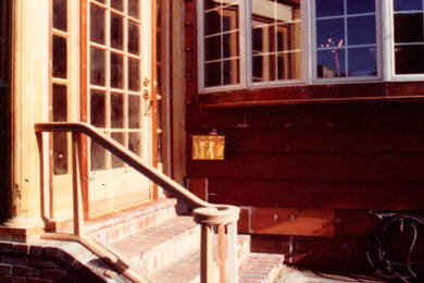 Foto de vestíbulo clásico de tamaño medio con suelo de ladrillo, puerta simple, puerta blanca y suelo rojo