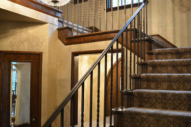 ミネアポリスにある高級な中くらいなトランジショナルスタイルのおしゃれな階段の写真