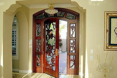 Foto di una porta d'ingresso chic con una porta singola e una porta in legno bruno
