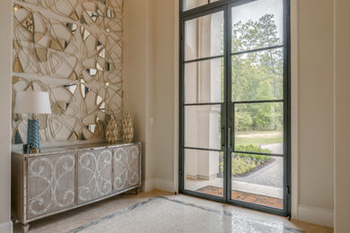 Imagen de puerta principal tradicional renovada con paredes beige, puerta doble, puerta de vidrio y suelo beige