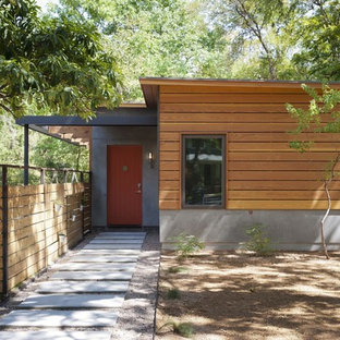Esempio di un ingresso o corridoio design con una porta arancione