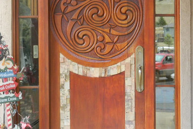 Modelo de puerta principal de estilo americano con puerta simple y puerta de madera en tonos medios