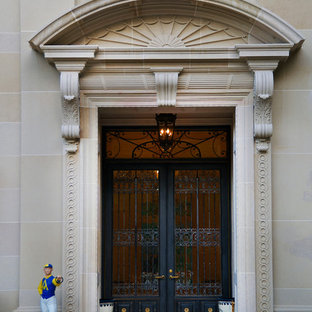 Foto di una porta d'ingresso tradizionale con una porta a due ante e una porta nera