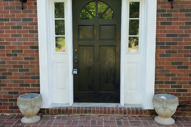Modelo de puerta principal tradicional de tamaño medio con puerta simple y puerta negra