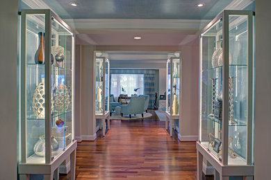 Großes Klassisches Foyer mit blauer Wandfarbe und braunem Holzboden in Baltimore