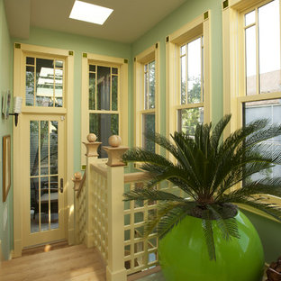Idee per un grande ingresso o corridoio tropicale con pareti verdi, una porta singola, una porta in vetro, parquet chiaro e pavimento multicolore