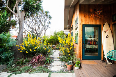 Inspiration for a contemporary entrance in Los Angeles.