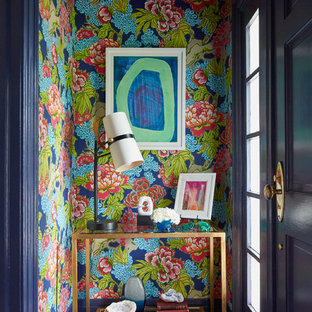 Cette image montre une petit entrée traditionnelle avec un mur multicolore, une porte simple, une porte bleue, un sol bleu et un couloir.